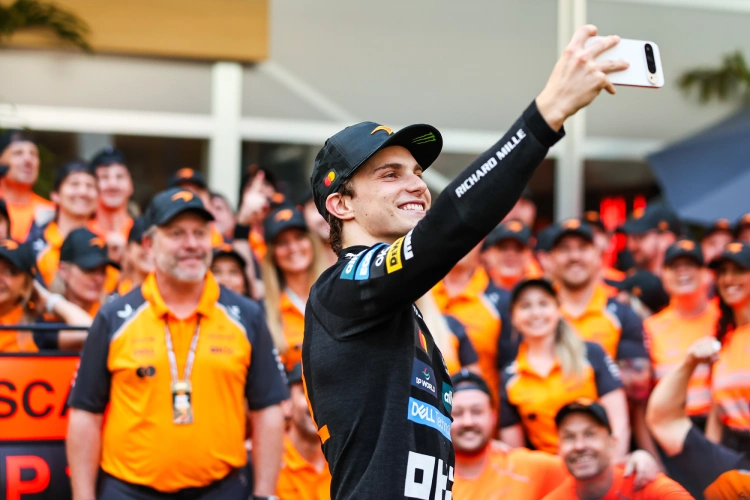 Oscar Piastri takes selfies with his team Oscar Piastri takes selfies with his team