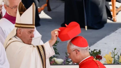 Ex-pope Francis (left) and new Pope Leo (right).