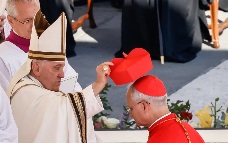 Ex-pope Francis (left) and new Pope Leo (right).